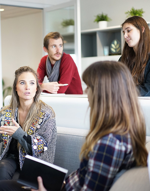 Teamwork: Studenten zusammen an der Uni