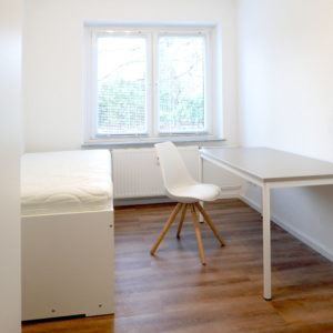 Wohnung für Studenten in Hamburg mit Stuhl, Tisch und Bett